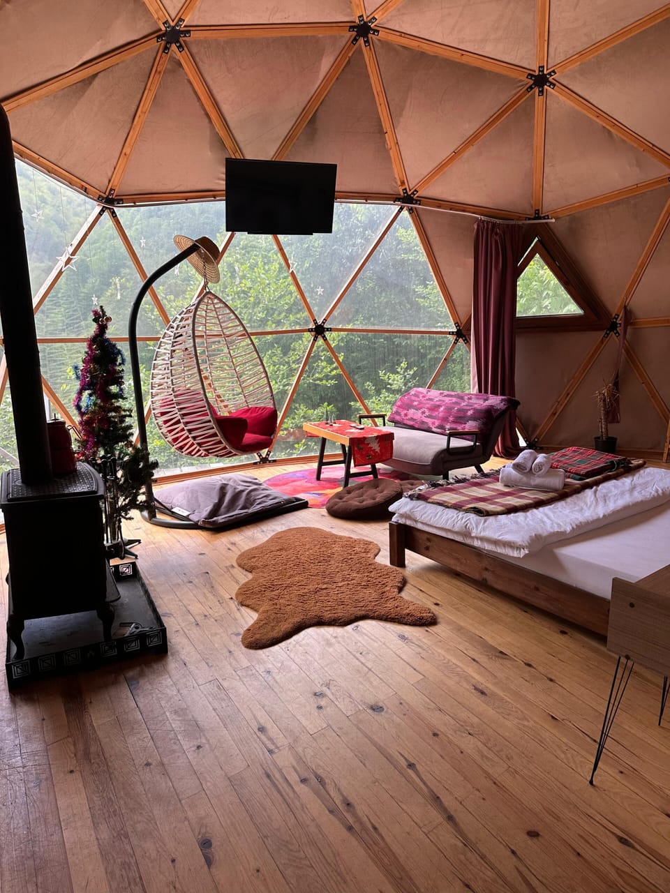Desk, laptop workspace, free WiFi