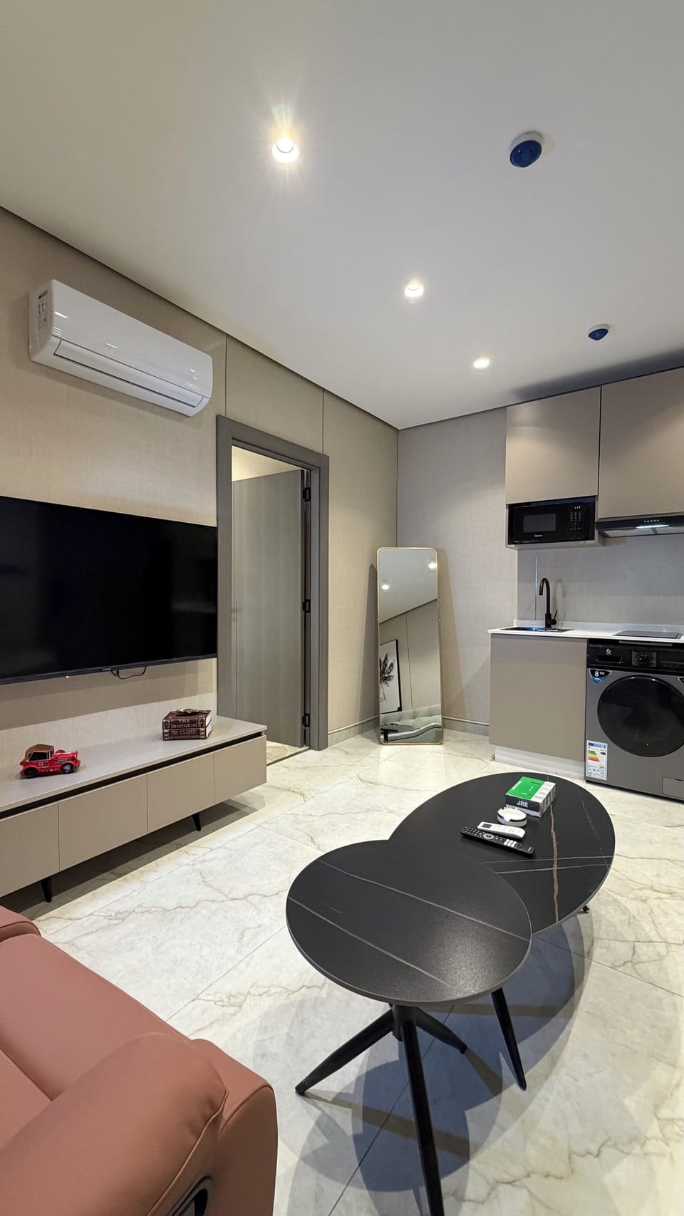 Apartment, 1 Bedroom, Accessible, Smoking | Living room