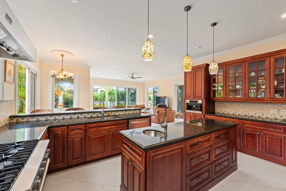 House, 4 Bedrooms, Smoking, Hot Tub | Private kitchen