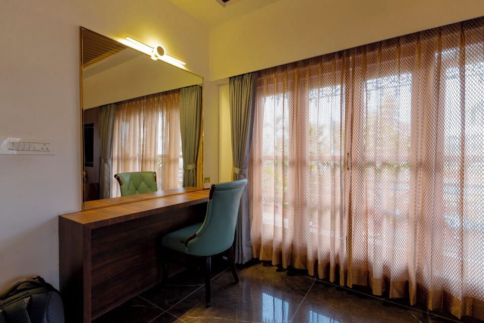 Luxury Double Room, Balcony, Pool View | Interior