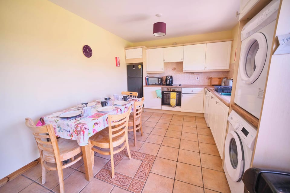 Fully equipped kitchen and dining space, ideal for preparing and enjoying meals together.