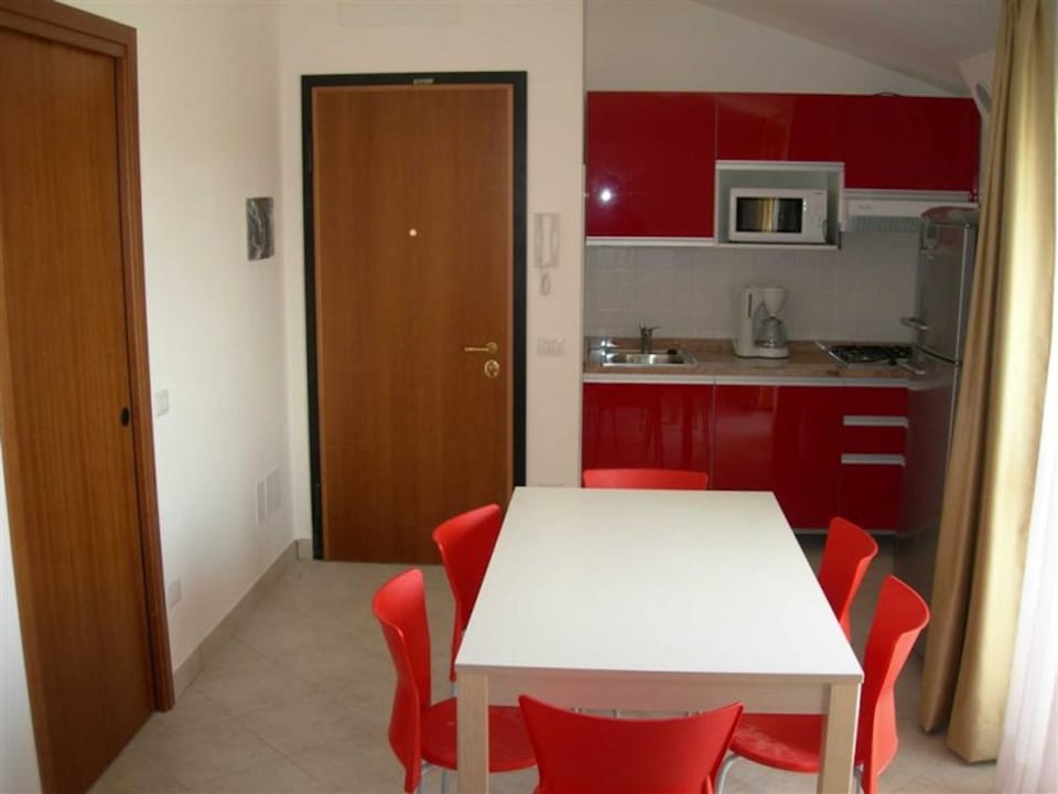 Apartment, 2 Bedrooms, Balcony, City View | Dining room