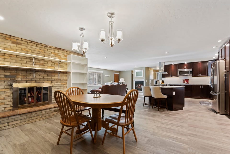 Large open space with a dining table for up to 6 and a breakfast bar seating 2, complemented by board games, kids’ books, and warm, welcoming décor.