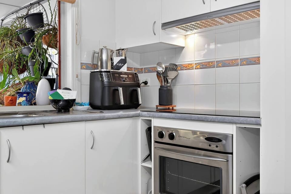 Start your day the right way with fresh coffee before heading out to the shoreline or the cellar doors of McLaren Vale.