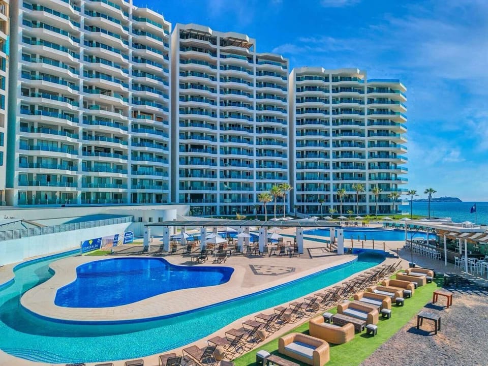 Pools, Jacuzzi and Lazzi River, all Beach Front