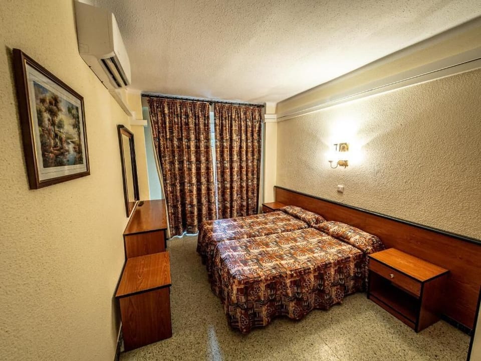Basic Twin Room, Non Smoking, Courtyard View | Desk, free WiFi