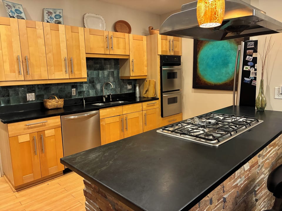 Kitchen - 2 ovens, gas stovetop