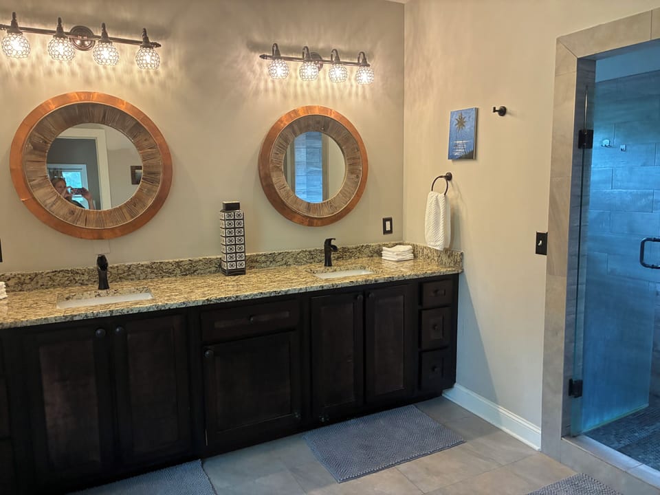 Upstairs En Suite bath with King bedroom