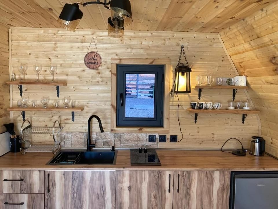 Cottage, Mountain View | Private kitchen | Fridge, oven