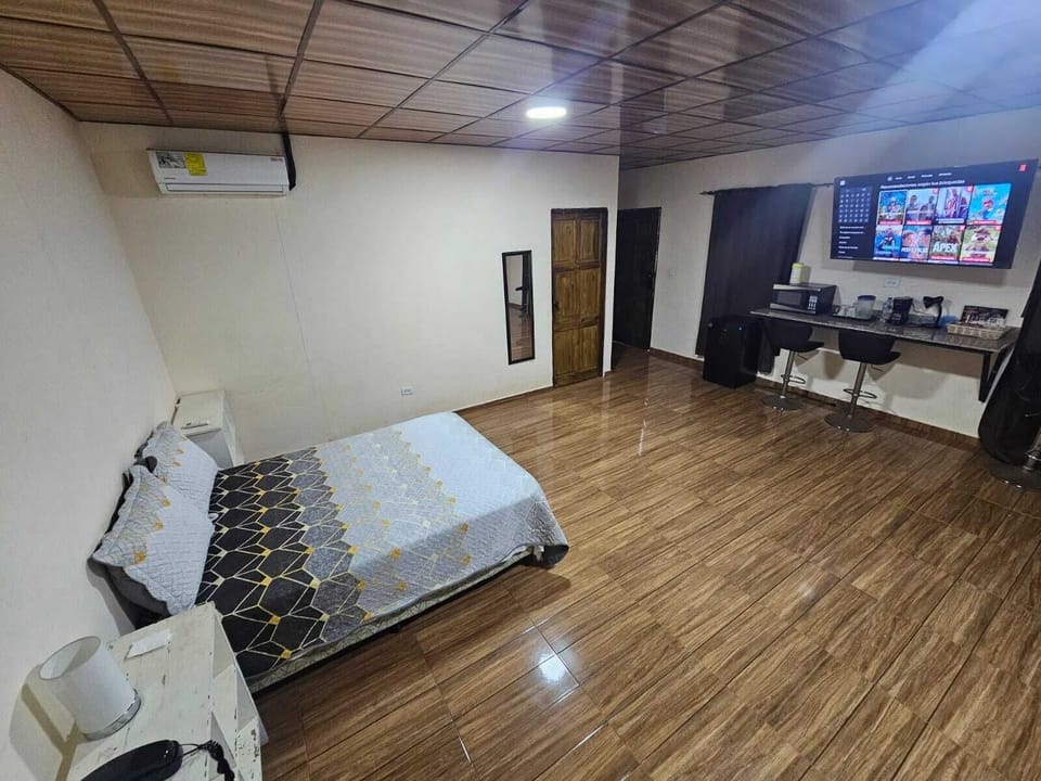 Desk, laptop workspace, WiFi (free)