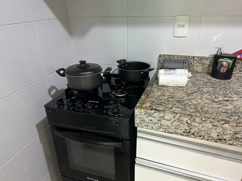 Toaster, cookware/dishes/utensils