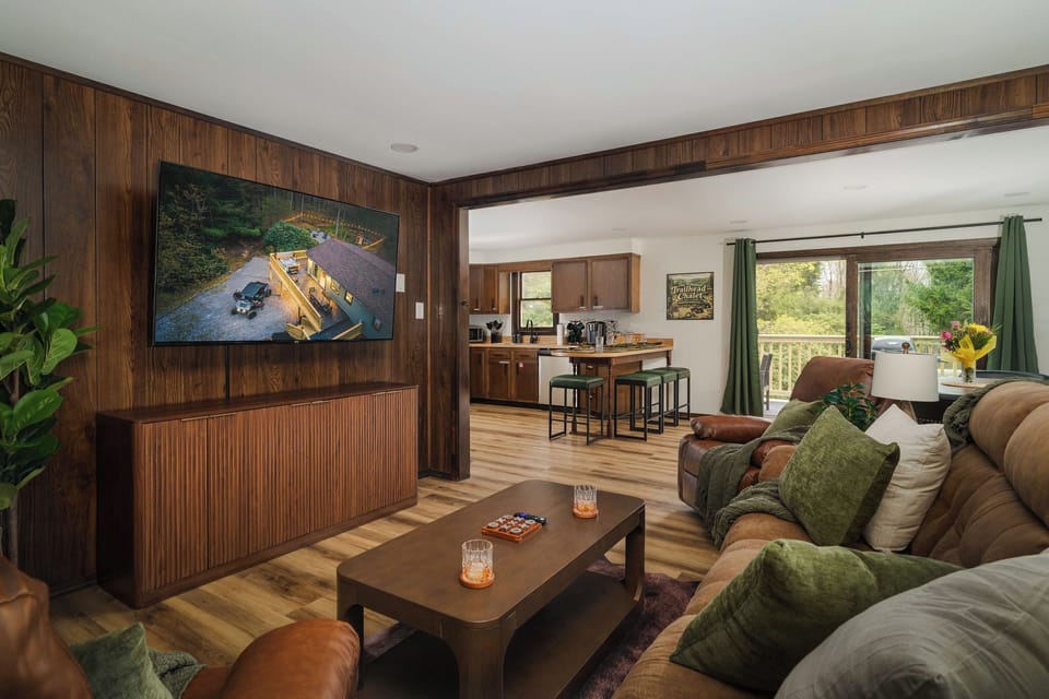 🛋️ Room for the whole crew — a 65" TV, leather seating, and the kitchen just steps away.