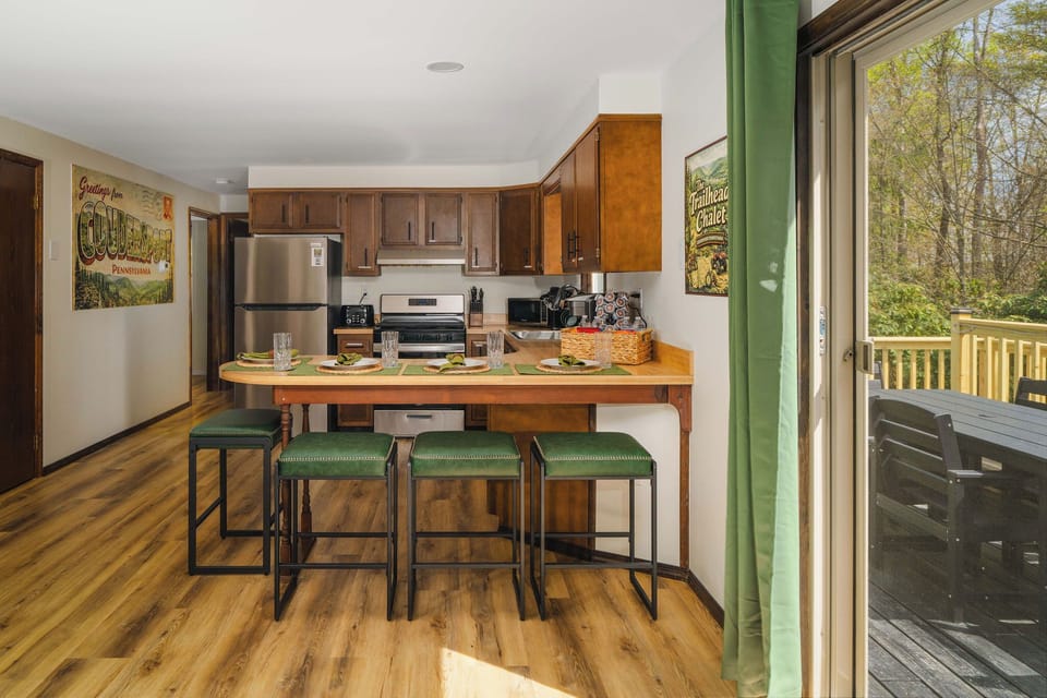 🍳 Kitchen island with bar seating — pull up a stool and stay a while.