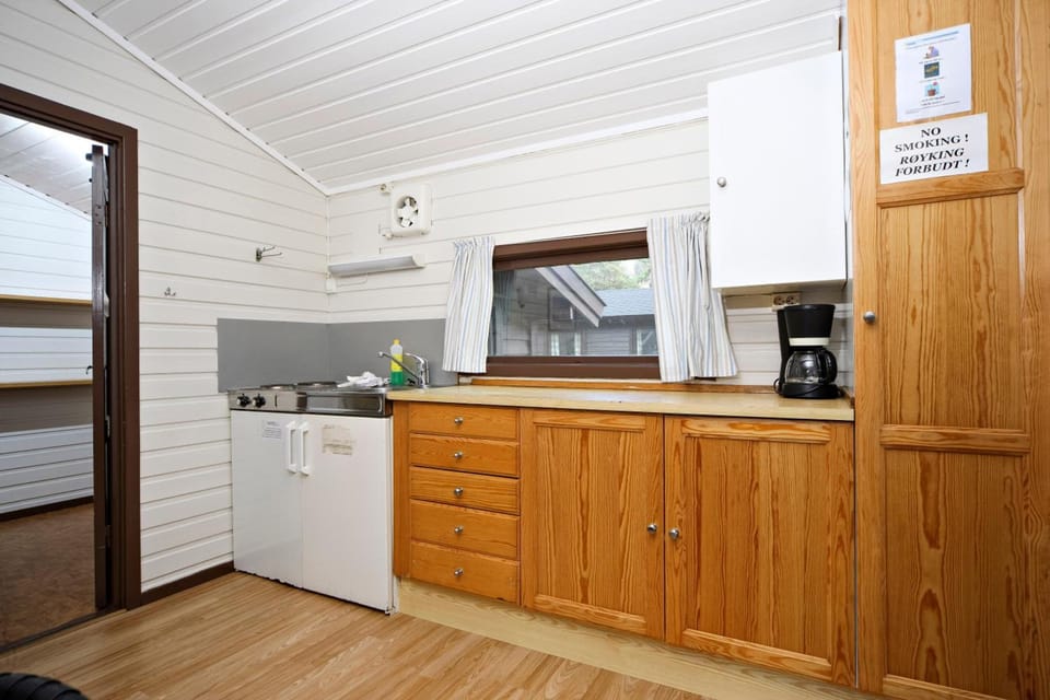 Basic Cottage, 2 Bedrooms | Private kitchen | Coffee/tea maker, fridge, stovetop, coffee grinder