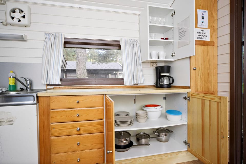 Basic Cottage, 2 Bedrooms | Private kitchen | Coffee/tea maker, fridge, stovetop, coffee grinder