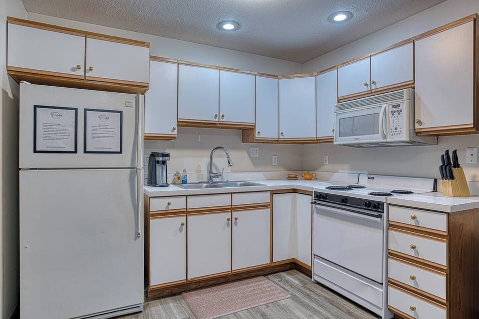 Comfortable lounge space with mid‑century touches, smart TV, and fast WiFi — ideal for long stays, remote work, or movie nights.
