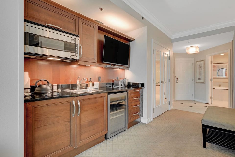 Junior Studio Suite, Kitchenette, City View | Private kitchen | Mini-fridge, microwave, stovetop, coffee/tea maker