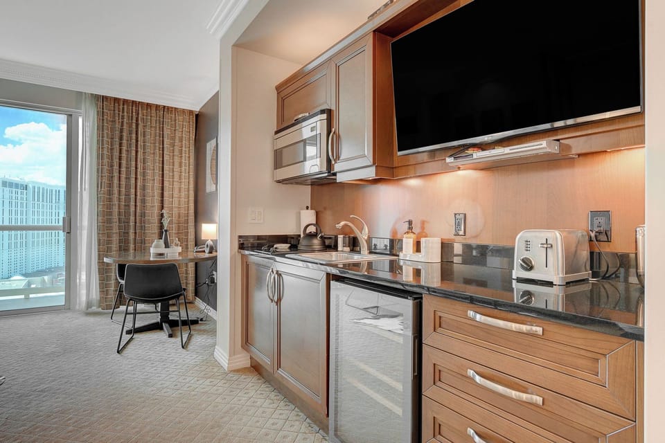 Junior Studio Suite, Kitchenette, City View | Private kitchen | Mini-fridge, microwave, stovetop, coffee/tea maker