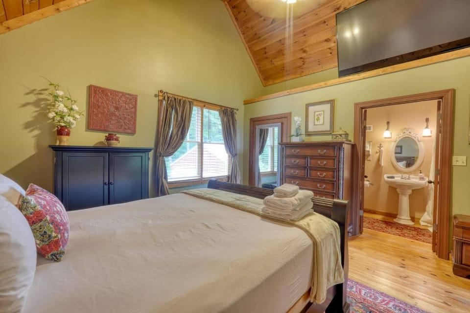 toss your bags in the wardrobe, refresh in your private en-suite bathroom