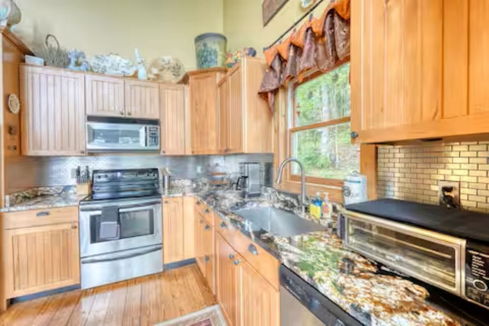 Picture yourself brewing fresh coffee and pulling breakfast together this space