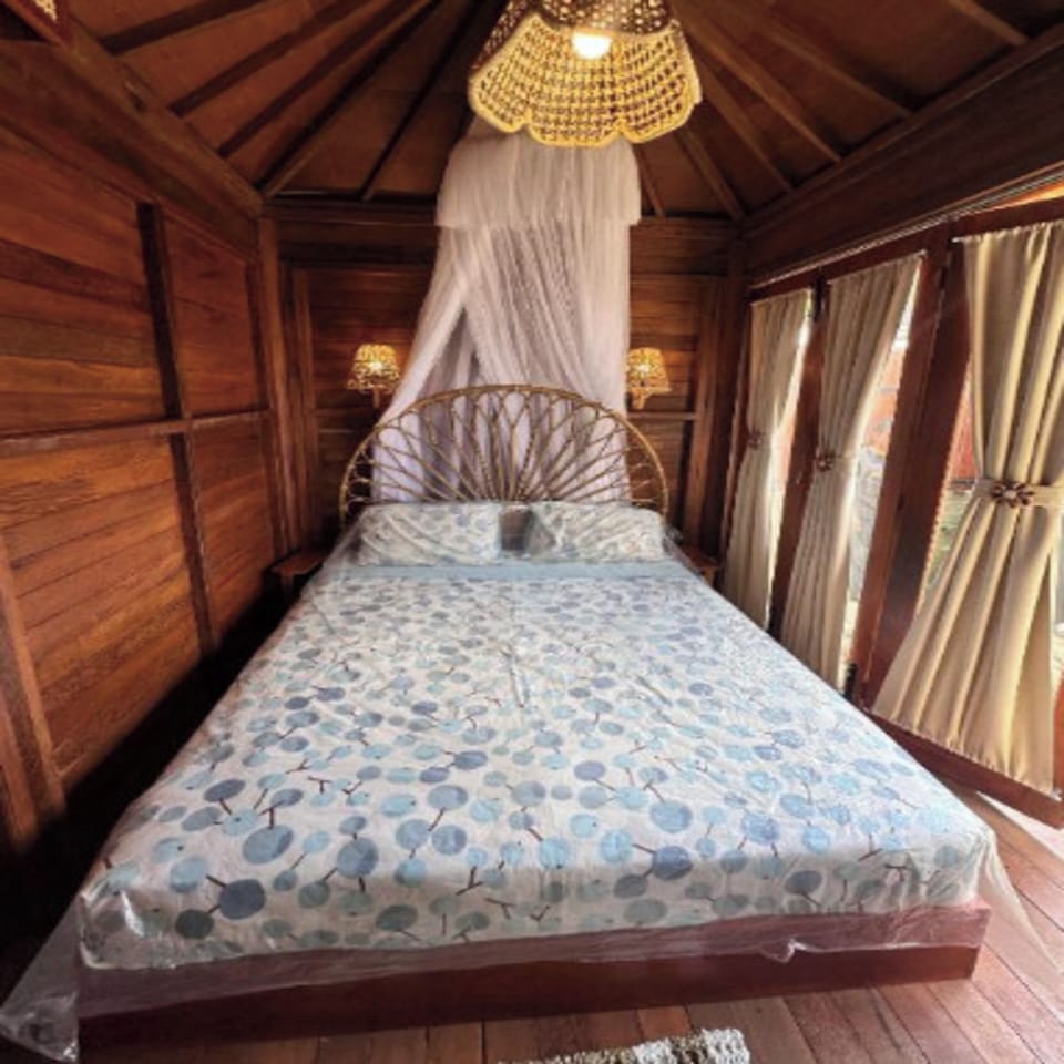 Desk, bed sheets