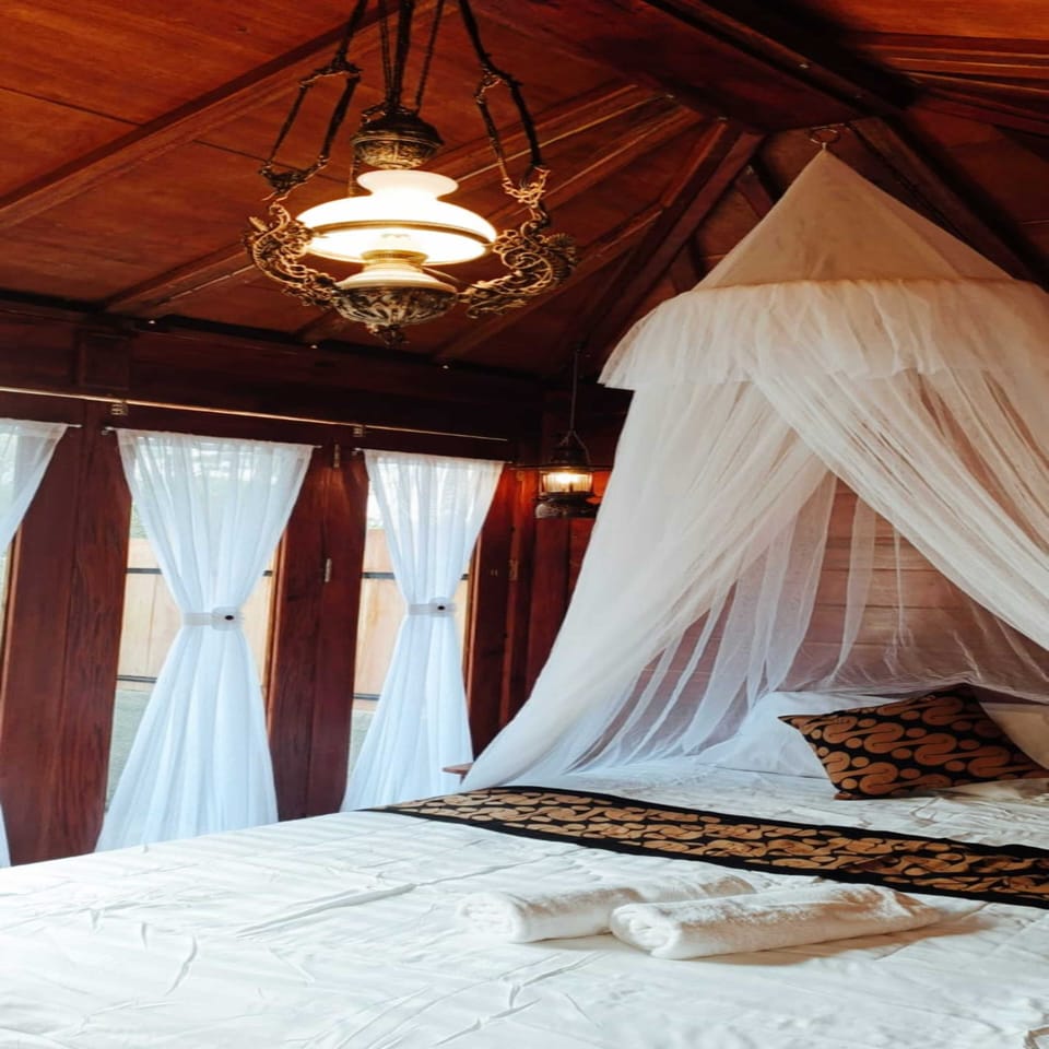 Deluxe Bungalow, Garden View, Mountainside | Desk, bed sheets