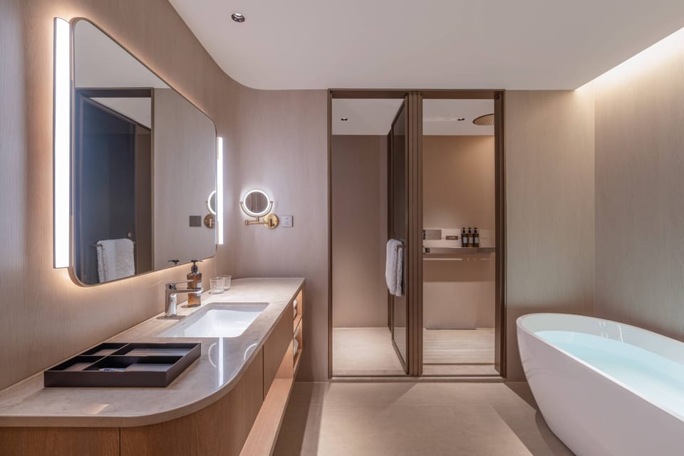 Executive Suite, City View | Bathroom | Free toiletries, hair dryer, bathrobes, slippers