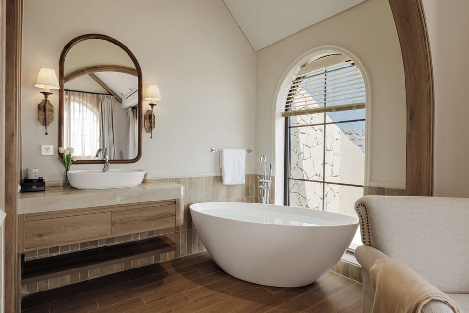 Executive Suite, 1 Queen Bed, Hot Tub | Bathroom | Free toiletries, hair dryer, slippers, bidet
