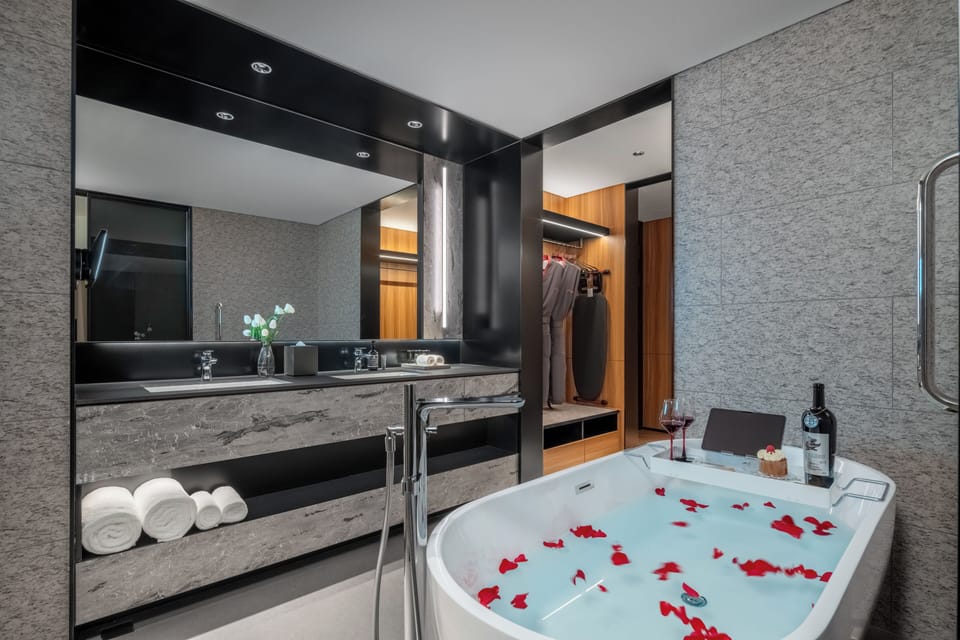 Classic Suite | Bathroom | Shower, rainfall showerhead, designer toiletries, hair dryer