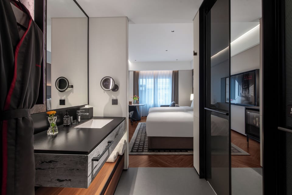 Superior Twin Room, Courtyard View | Bathroom | Shower, rainfall showerhead, free toiletries, hair dryer