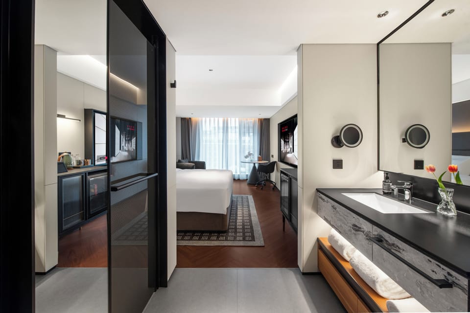 Superior Double Room, Non Smoking, Courtyard View | Bathroom | Shower, rainfall showerhead, free toiletries, hair dryer