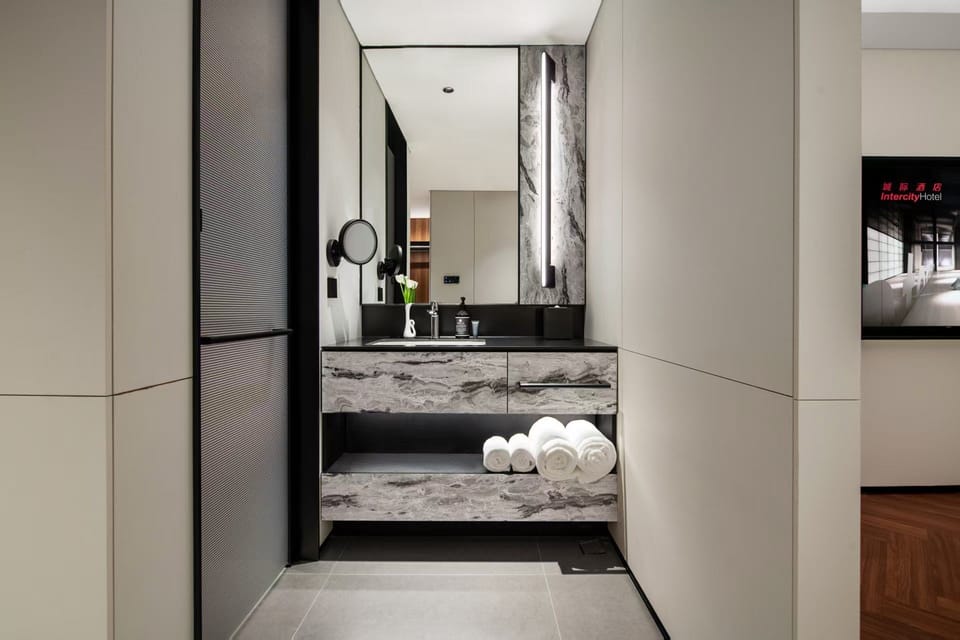 Business Double Room, 1 Queen Bed, Non Smoking, City View | Bathroom | Separate tub and shower, hydromassage showerhead, designer toiletries