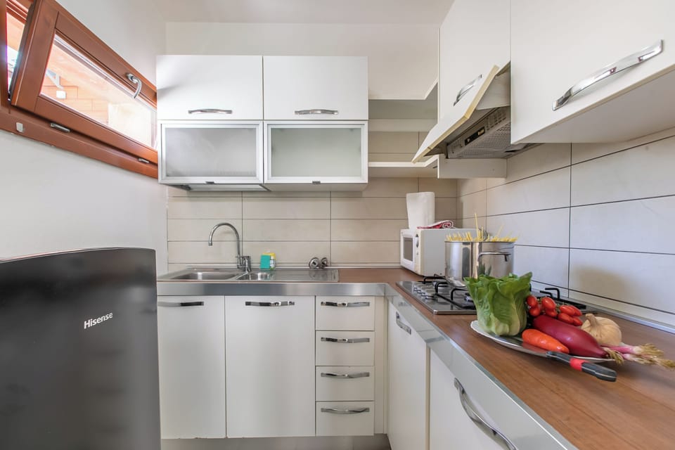 Family Apartment, Multiple Bedrooms (Garda Therme Apartment) | Private kitchen | Fridge, microwave, stovetop, coffee/tea maker