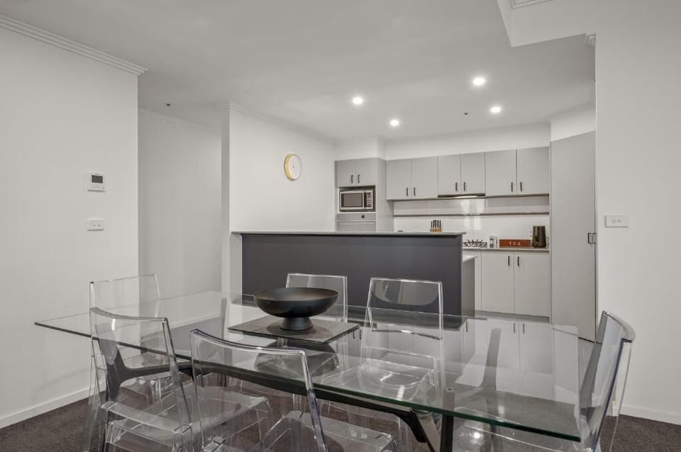 Deluxe Apartment, Balcony, City View | Dining