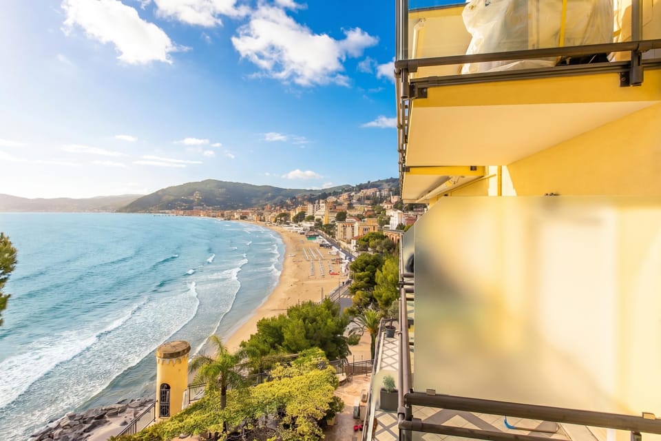 Family Apartment, Multiple Bedrooms, 2 Bathrooms, Sea Facing (Attico Giancardi) | Beach
