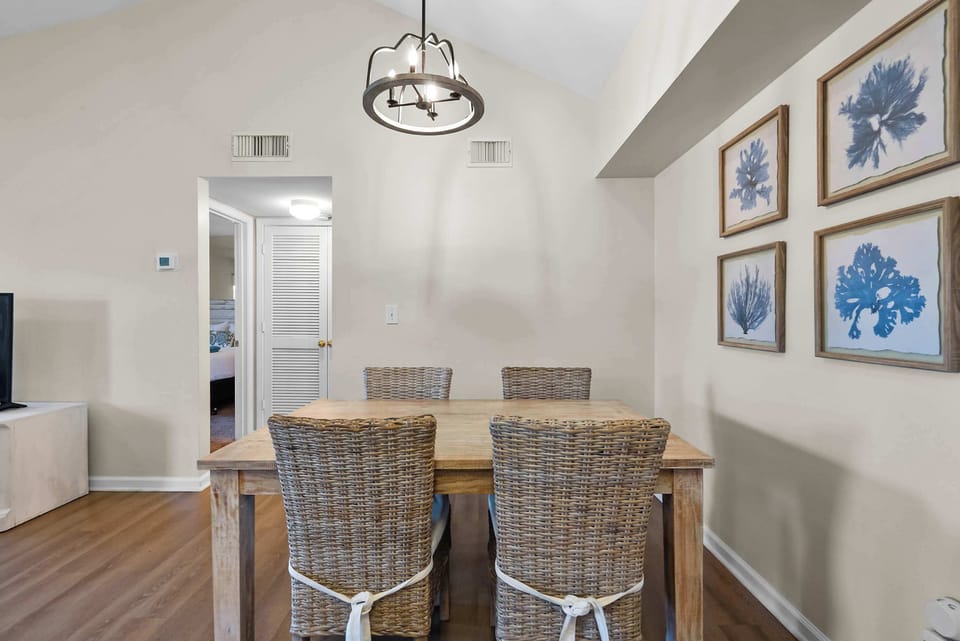 Comfortable dining space for 4 at Colony Club