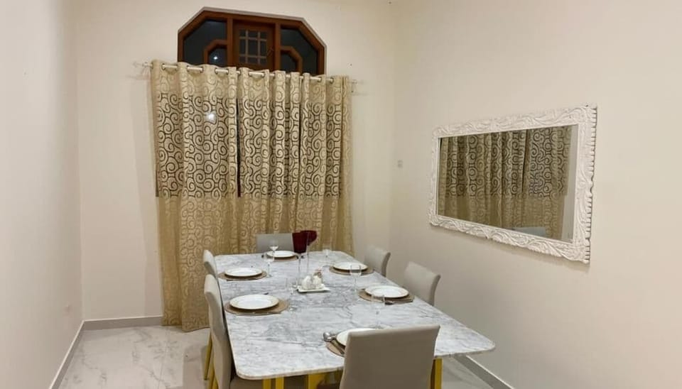 Deluxe Double Room, Garden View | Dining