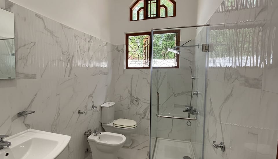 Deluxe Double Room, Garden View | Bathroom | Shower, free toiletries, hair dryer, bidet