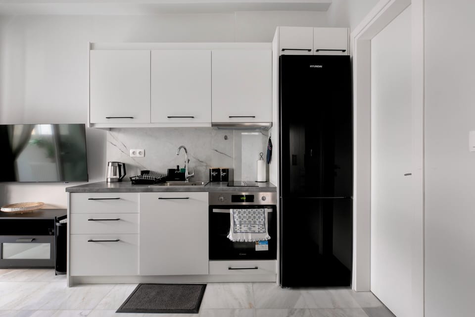 Deluxe Apartment, 2 Bedrooms, Kitchen, City View | Private kitchen | Full-size fridge, oven, stovetop, espresso maker