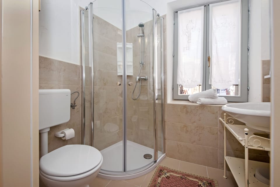 Studio, 1 Double Bed | Bathroom | Shower, hair dryer, towels