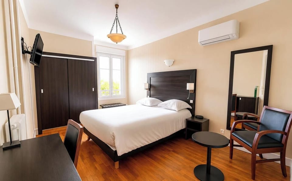 Premium bedding, Select Comfort beds, minibar, desk