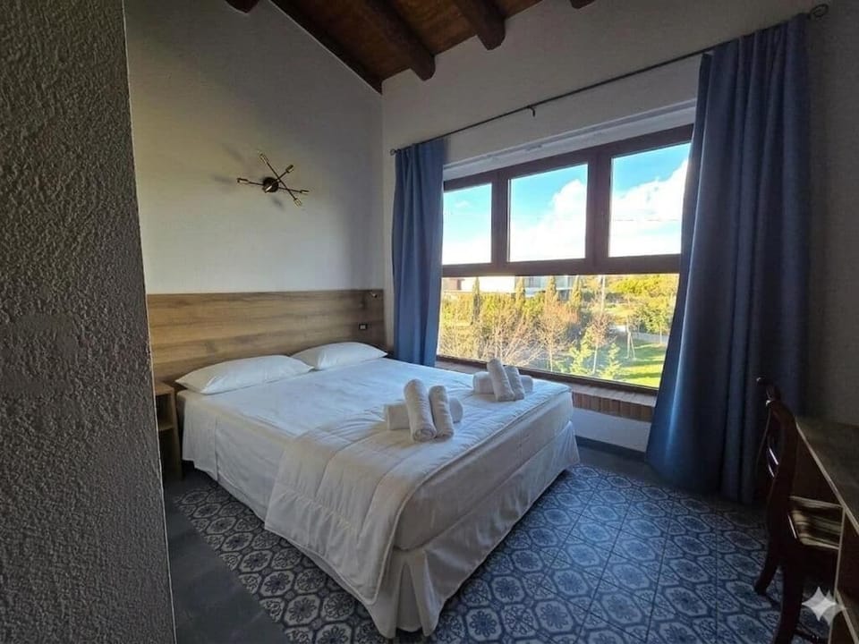 Laptop workspace, free WiFi, bed sheets