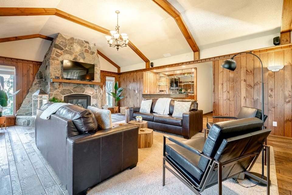 Relaxing Luxury Stay with Spa Bath, Pool Loungers & Outdoor Fire Pit in Ontario, Canada House in Kingsville
