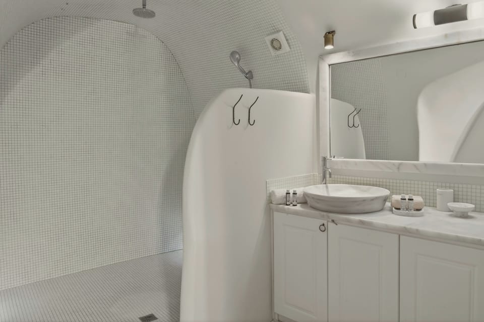 Classic Double Room, Garden View | Bathroom | Shower, towels, shampoo