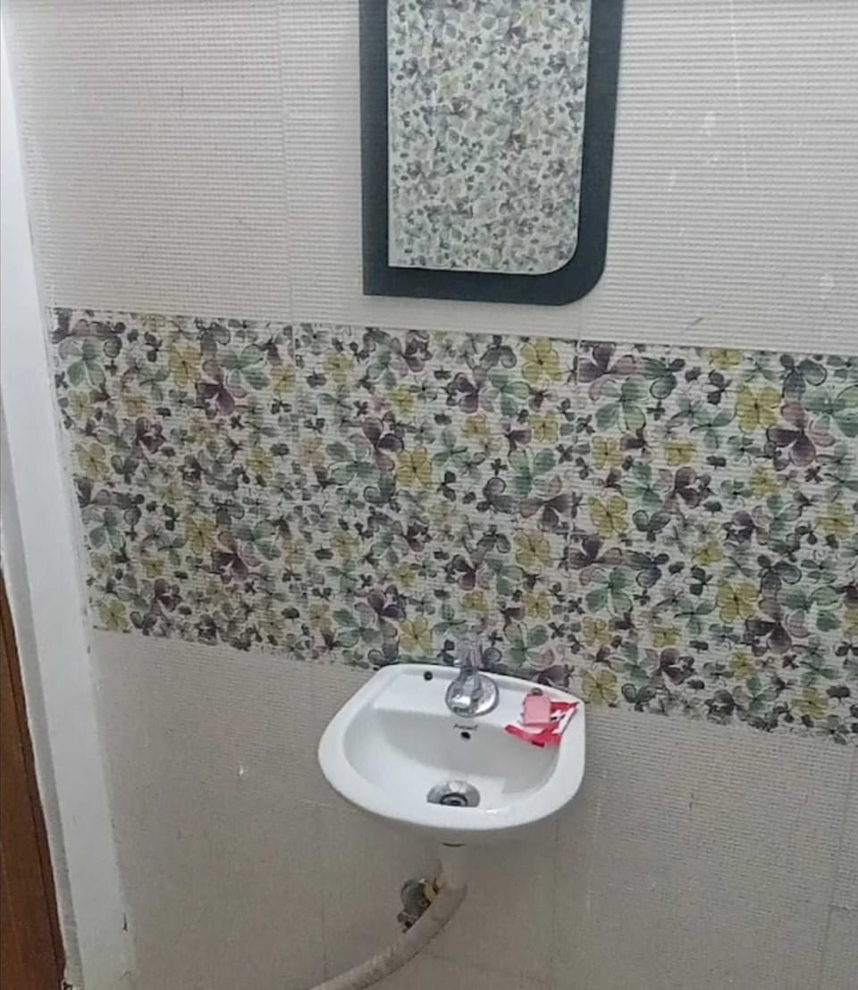 Deluxe Room | Bathroom | Shower, soap, shampoo