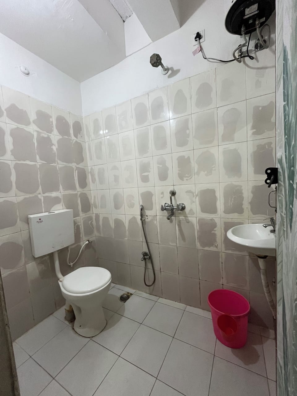 Standard Room | Bathroom | Shower, soap, shampoo