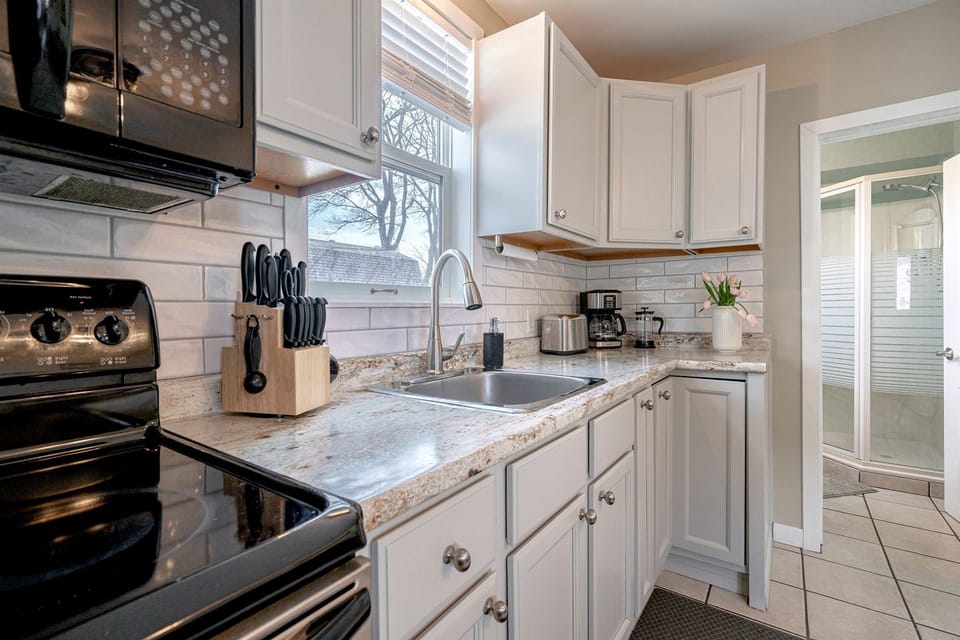 Amazing Beachfront Cottage with Barbecue in Leamington, Ontario Cottage in Leamington