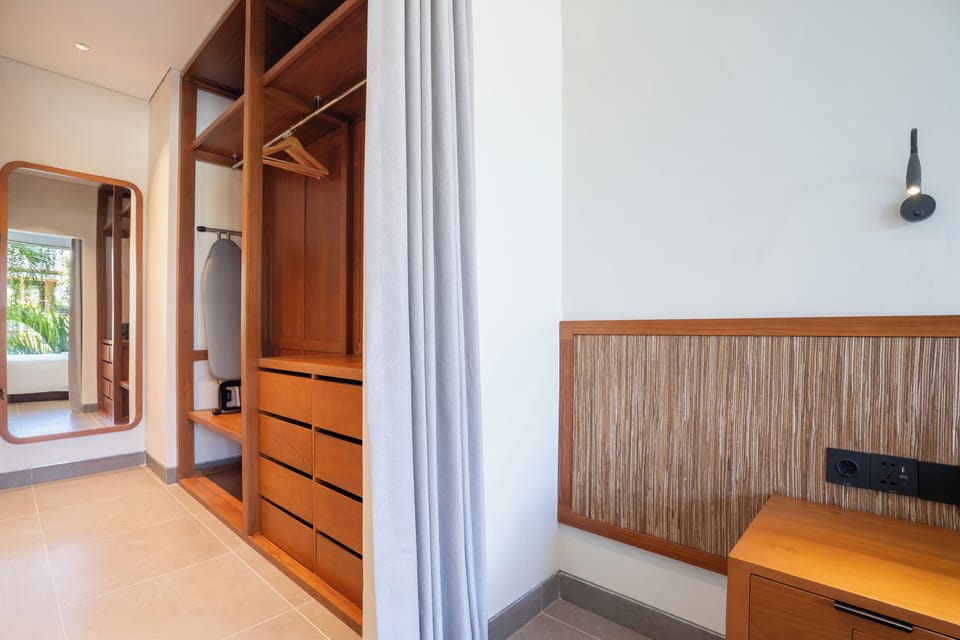 Studio, City View | In-room safe, desk, laptop workspace, iron/ironing board