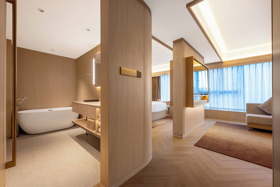 Luxury Suite | Bathroom | Free toiletries, hair dryer, bathrobes, slippers