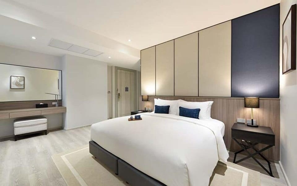 Executive Suite, City View | In-room safe, desk, laptop workspace, blackout drapes